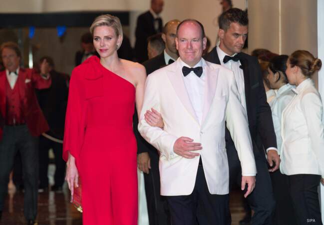 Albert II et son épouse Charlène à leur arrivée au 67e gala de la Croix-Rouge