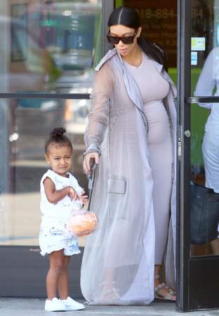 Kim Kardashian et North, ce week-end ventre et poitrine bien ronds, chaussures plates et confortables