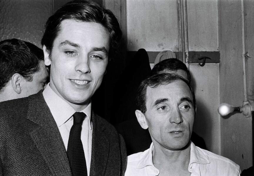 Alain Delon retrouve son ami Charles Aznavour après son concert, dans les coulisses de l'Olympia, 1962