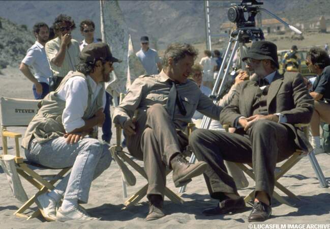 Steven Spielberg discute avec Harrison Ford et Sean Connery pendant Indiana Jones et la dernière croisade