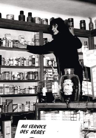 Bernadette Lafont dans la pharmacie de son père