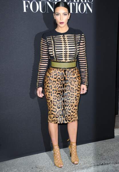 Kim Kardashian au diner de la fondation Vogue à Paris. Jupe balmain pour un look bling 
