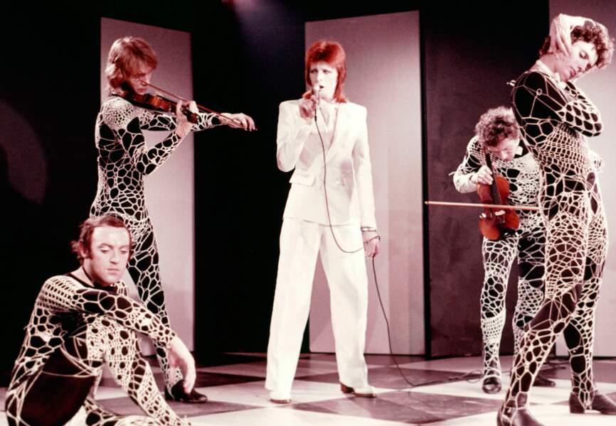 David Bowie dans le costume de son personnage Ziggy Stardust (1973)