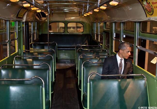 Dans le Michigan, Barack Obama observe les scènes de vie quotidienne à travers les vitres d'un bus