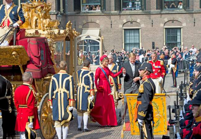 Le roi et la reine des Pays-Bas arrivent au Riddezaal en carrosse doré