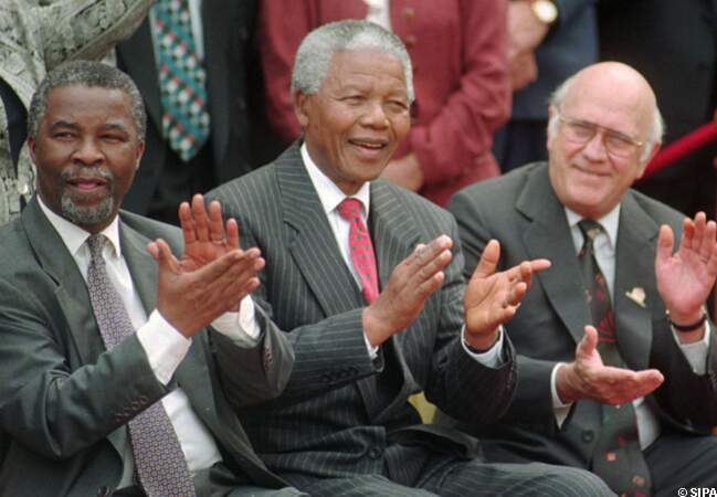 Nelson Mandela, Thabo Mbeki et Frederik de Klerk applaudissent la nouvelle Constitution adopté en 1996