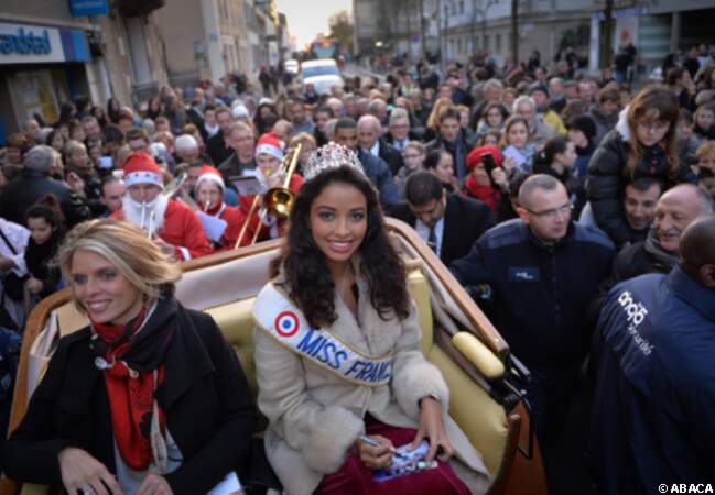 La calèche de Miss France s'est frayé un chemin à travers la foule