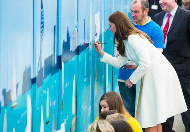 La duchesse participe à la fresque peinte par les enfants de l'association