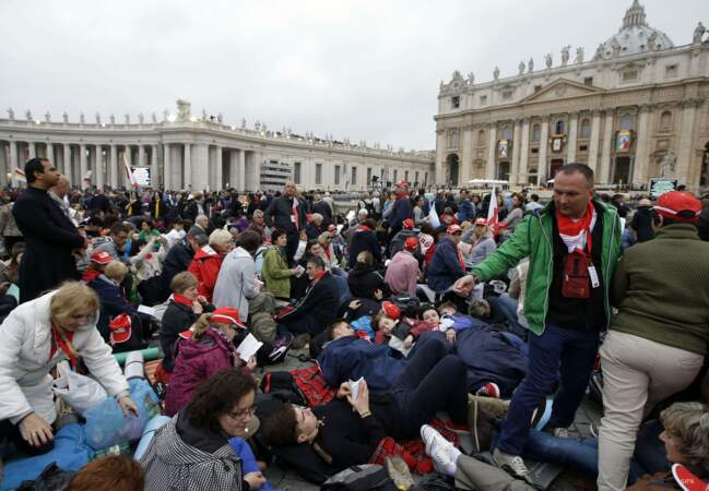 Plusieurs milliers de spectateurs se sont retrouvés devant la basilique St-Pierre