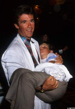 Le petit Robin dans les bras de son papa en 1987