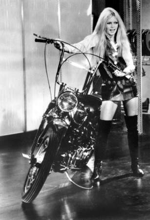 En 1967, notre Brigitte Bardot s'aime en cuissardes Roger Vivier