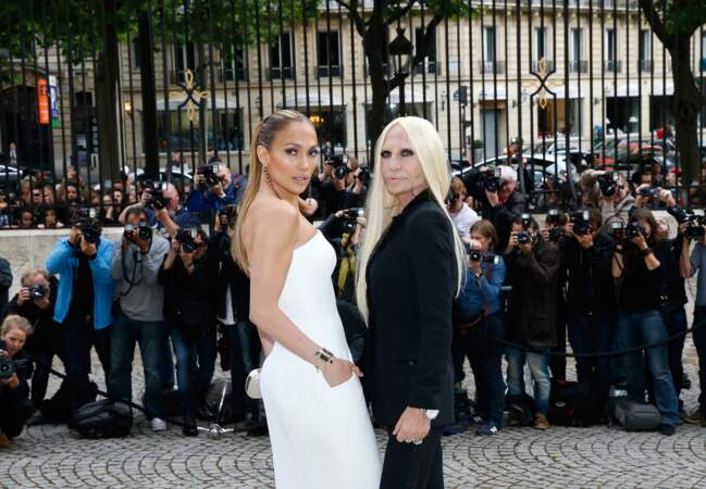 J-Lo pose aux côtés de la créatrice Donatella Versace