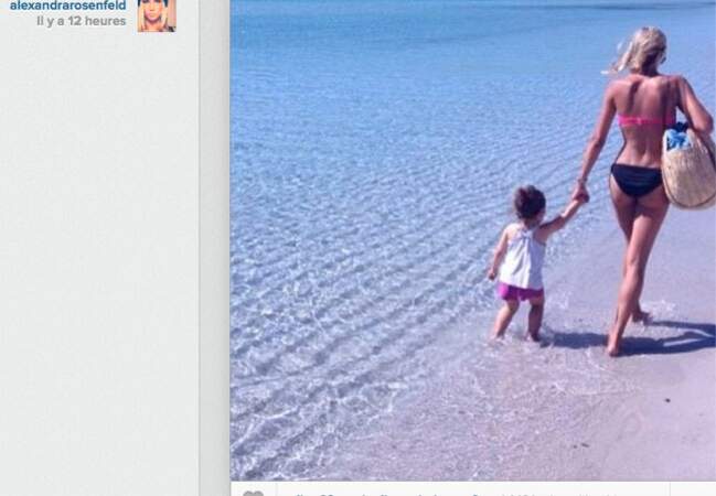 Alexandra Rosenfeld et sa fille Ava à la plage