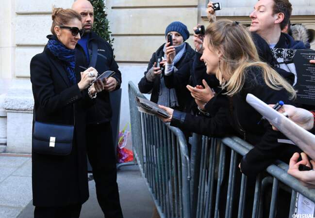 Les fans attendent encore Céline Dion à la sortie de son hôtel