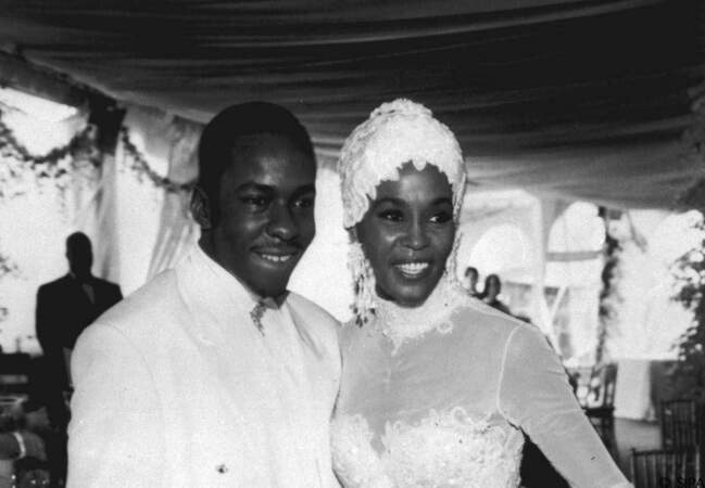 Après trois ans de romance, Whitney Houston et Bobbi Brownse marient en 1992. Un an plus tard naît Bobbi Kristina.