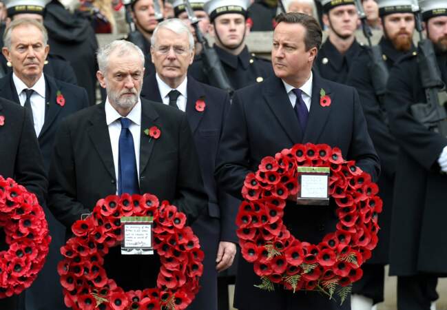 David Cameron et le leader de l'opposition Jeremy Corbyn marchaient côte à côte pendant la cérémonie