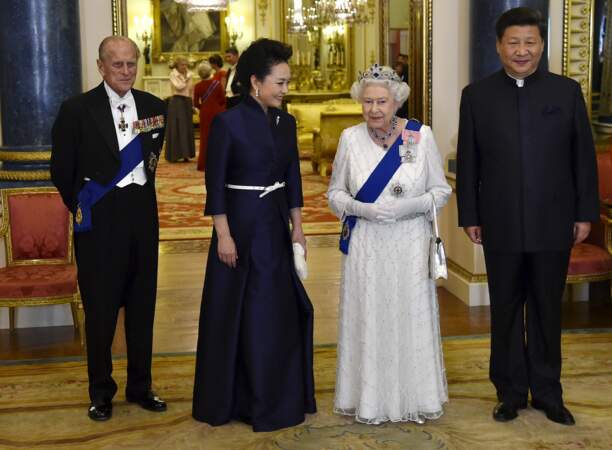 Le prince Philip, la première dame chinoise, la Souveraine de Grande-Bretagne et le président Xi Jinping