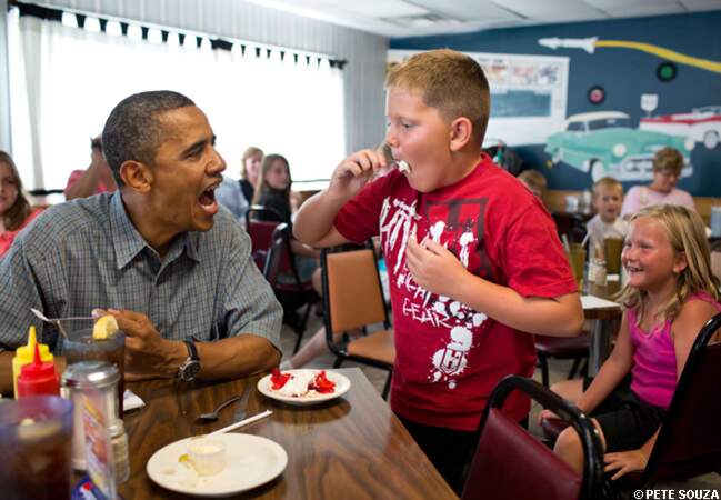 Barack Obama partage une part de tarte aux fraises avec un jeune garçon, dans un restaurant de l'Ohio