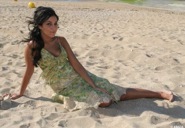 Leila Bekhti prend la pose sur la plage de Cabourg en 2006