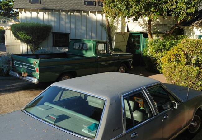 Garée dans la cour, la Dodge verte de Sur la route de Madison et la mythique voiture grise de l'inspecteur Harry