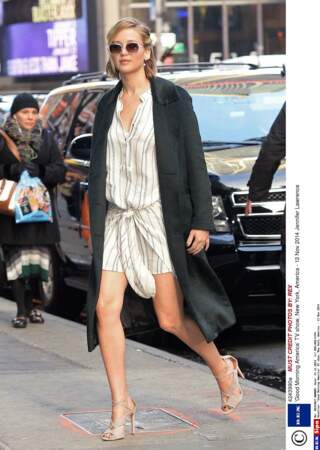 Jennifer Lawrence revisite la robe-chemisier à rayures
