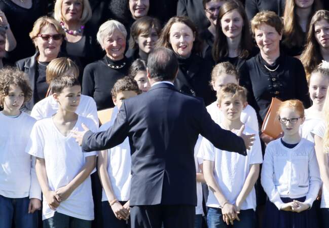 François Hollande à la rencontre des enfants devant le Memorial de Caen