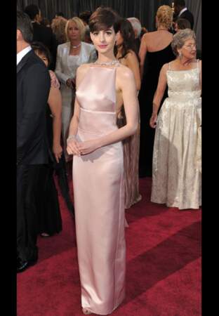 Anne Hathaway stricte chic en Prada