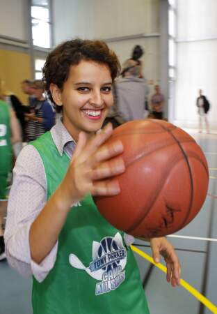 Najat Vallaud Belkacem très à l'aise avec un ballon de basket