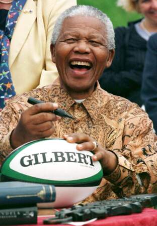 Nelson Mandela en visite à Cardiff en 1998 dédicace un ballon de rugby