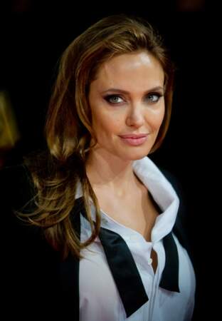 Angelina Jolie chevelure détachée et look boyish