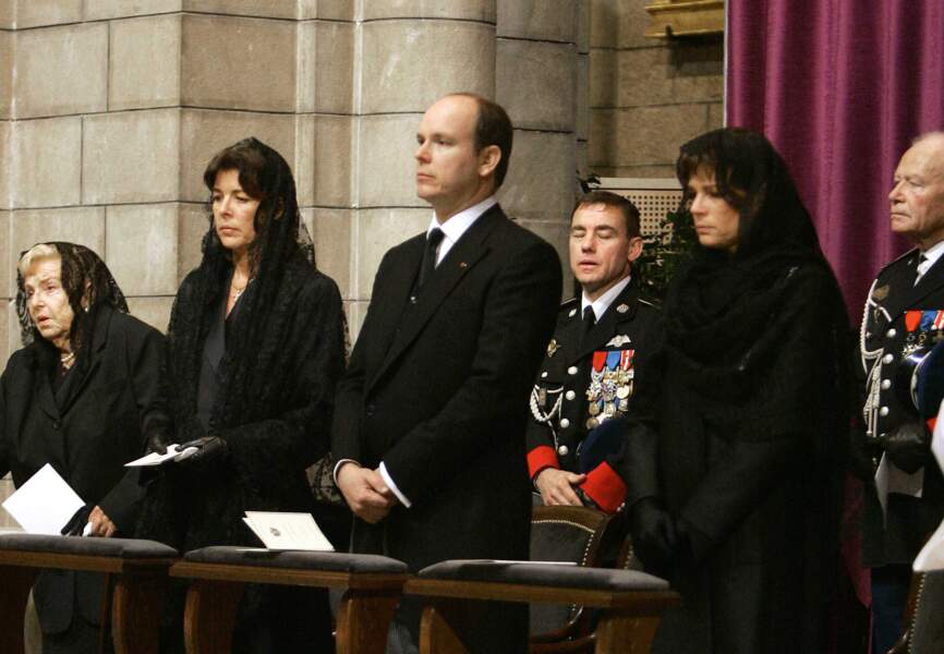 Avril 2005 le prince Albert entouré de ses soeurs pour les funérailles du Prince Rainier