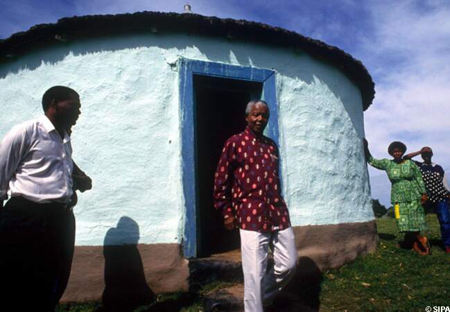 En 1994, Nelson Mandela visite le village de sa naissance