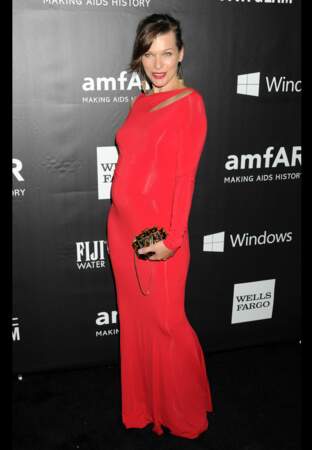 Milla Jovovich tout sourire dans sa robe moulante qui révèle ses rondeurs de femme enceinte