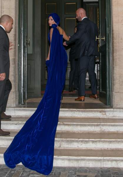 Lady Gaga arrive à la conférence de presse en robe Brandon Maxwell