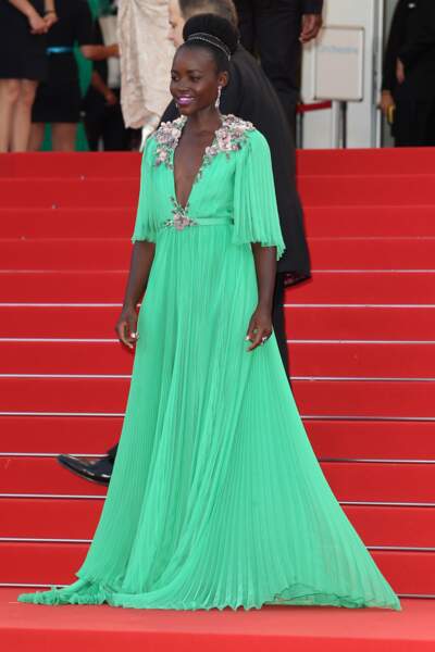 Lupita Nyong'o en robe Gucci et bijoux de tête Gucci 