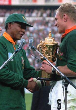 Nelson Mandela remet la coupe du monde de rugby au capitaine de l'équipe d'Afrique du Sud, en 1995