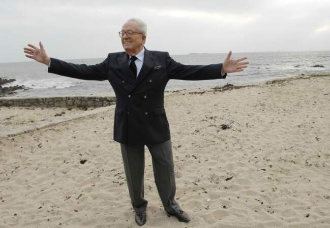 En 2007, Jean-Marie Le Pen profite de la plage pour faire une pose avec les photographes à La Trinité-sur-mer