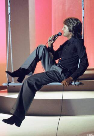Claude François sur une balançoire, lors d'une émission télé en 1975