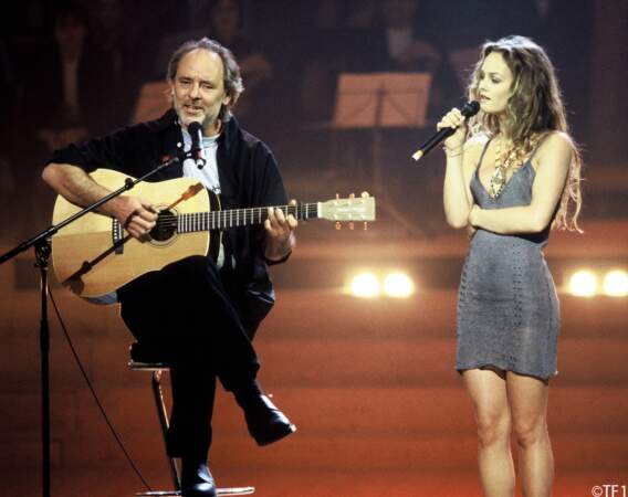 "Maxime Le Forestier et Vanessa Paradis entonnent Mistral Gagnant au Zénith de Paris, en 1999."