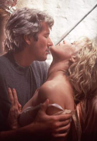 Couple sensuel avec la bouillonnante Kim Basinger dans Sang chaud pour meurtre de sang froid en 1992
