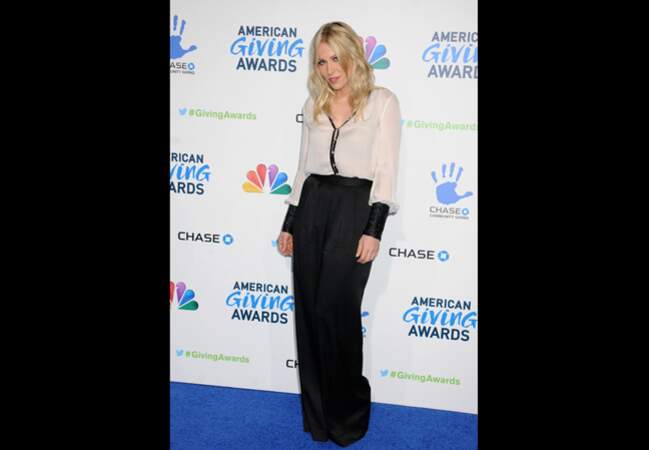 La chanteuse Natasha Bedingfield glamourise le pantalon large avec sa blouse en soie