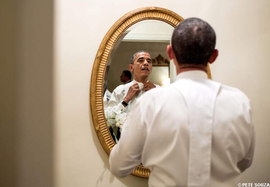 Avant un dîner à New York, Barack Obama fait lui-même son noeud de cravate