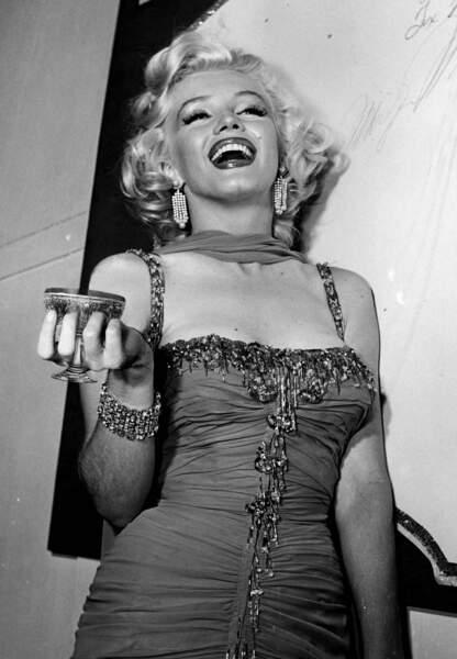 Marilyn Monroe fait la fête, une coupe de champagne à la main