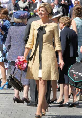 En avril 2012, pour la Journée de la Reine, elle adopte le nœud lavallière