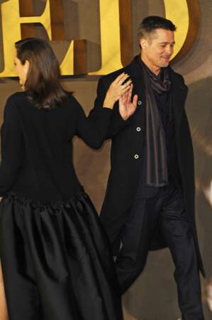 Marion Cotillard et Brad Pitt échangent un "check" amical sur le tapis rouge, à Londres