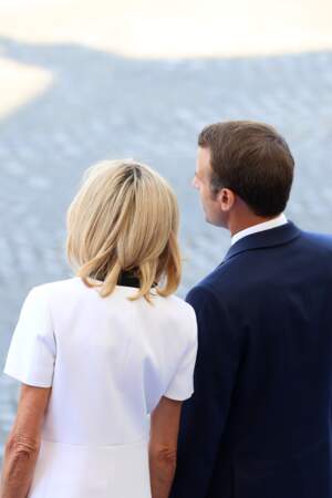 Brigitte et Emmanuel Macron regardent le défilé militaire 