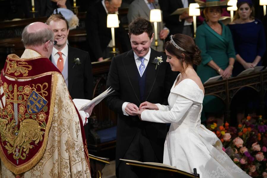 Princess Eugénie radieuse dans sa sublime robe de mariée au décolleté en V dans le dos