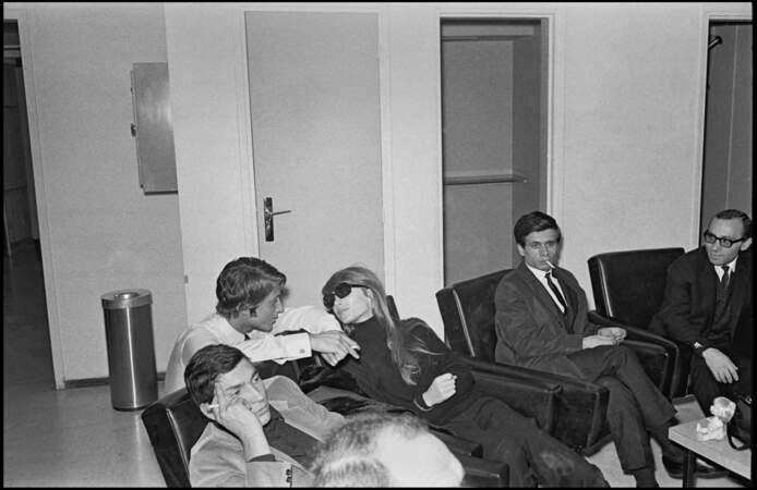 Les deux amoureux, dans les coulisses d'une émission de télévision, se préparent à l'enregistrement. 1967