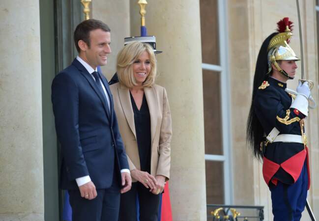 Emmanuel et Brigitte Macron complices et tout sourire pour accueillir le premier ministre australien à l’Élysée.