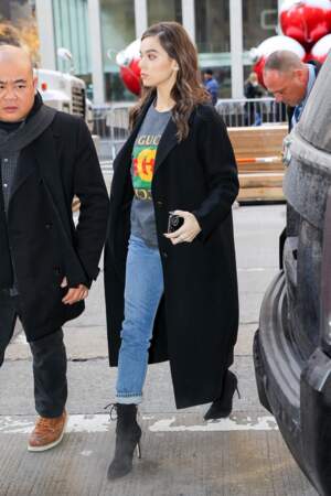 Hailee Steinfeld en long manteau noir et tee shirt Gucci le 14 décembre 2017 à New York